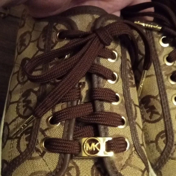Michael Kors Tan/Brown Canvas Shoes . - Picture 4 of 7